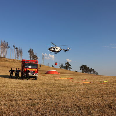 Bild vergr&ouml;&szlig;ern: Hubschrauber unterstützt beim Löschen des Brandes.