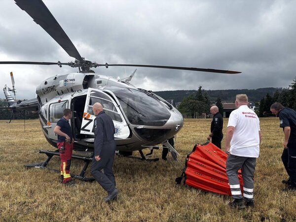 Hubschrauber im Einsatz zum Löschen des Waldbrandes bei Gösselsdorf
