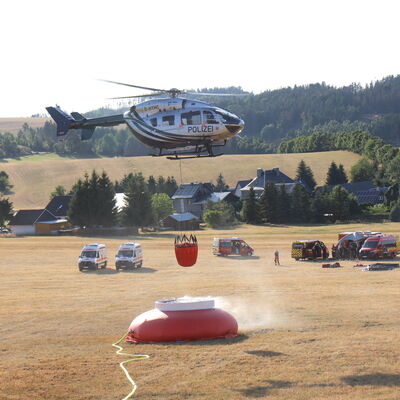 Bild vergr&ouml;&szlig;ern: Löschhubschrauber im Einsatz.