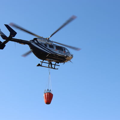 Bild vergr&ouml;&szlig;ern: Löschhubschrauber in der Luft