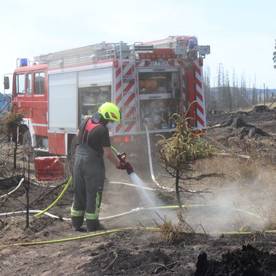 Bild vergr&ouml;&szlig;ern: Löscharbeiten vor Ort