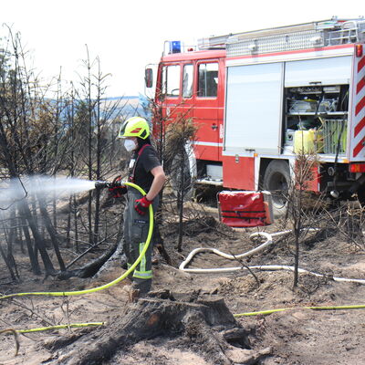 Bild vergr&ouml;&szlig;ern: Löscharbeiten mit Fahrzeug