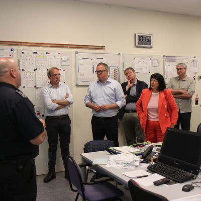 Bild vergr&ouml;&szlig;ern: Einblick in die Arbeit des Führungsstab mit Ministerpräsident Mario Voigt.