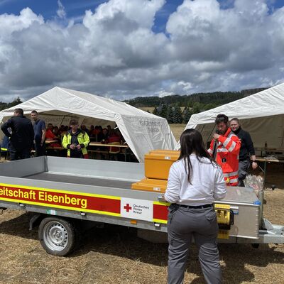 Bild vergr&ouml;&szlig;ern: Versorgungszelte in Gösseldorf