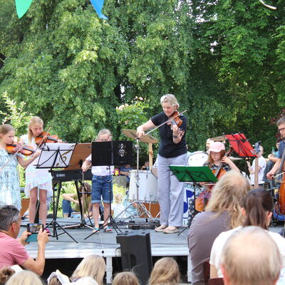 Bild vergr&ouml;&szlig;ern: Konzert im Park des Schlösschens Kitzerstein