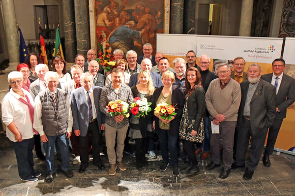 Die Preisträger des diesjährigen Ehrenamtspreises des Landkreises - ausgezeichnet von Landrat Marko Wolfram und den Kreisbeigeordneten Maik Kowalleck, Petra Rottschalk und Andreas Gloth-Pfaff.