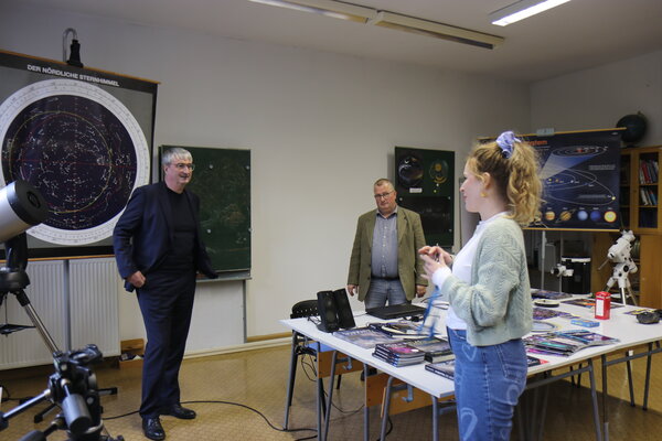 Landrat Marko Wolfram mit Schulleiter Thomas Kniese und Astronomielehrerin Josefin Sperling in der Sternwarte Mörla. 