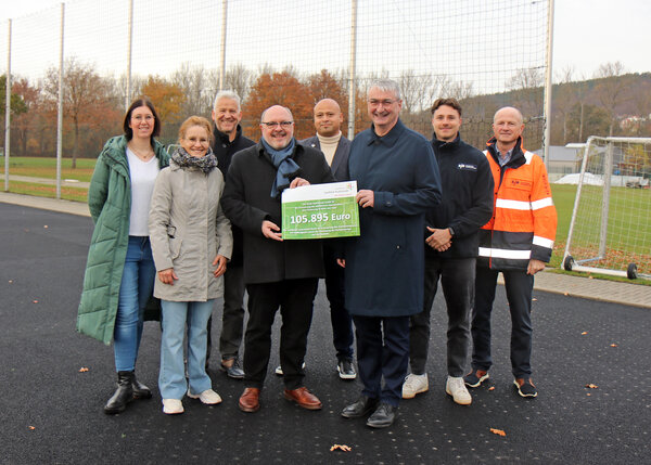Übergabe des Schecks zur Förderung des Kunstrasenplatzes