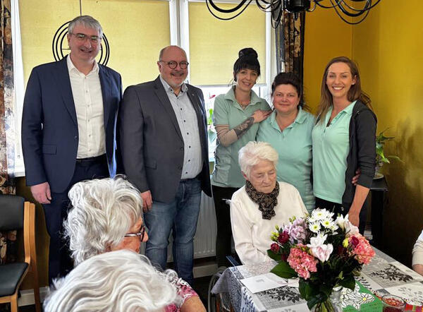 Landrat Marko Wolfram und Bürgermeister Jörg Reichl gratulieren ältester Rudolstädterin zum 103. Geburtstag