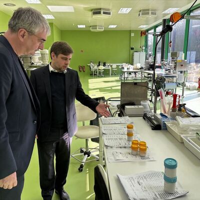 Bild vergr&ouml;&szlig;ern: Landrat besucht Artefactum GmbH