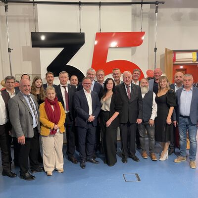 Bild vergr&ouml;&szlig;ern: Gruppenbild mit den Freunden der Partnerkreise