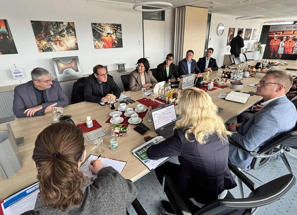 SWT: Im Austausch mit dem Stahlwerk-Leitungsteam: (v.li.) Landrat Marko Wolfram, Umweltminister Tilo Kummer, Wirtschaftsministerin Colette Boos-John, Bundestagsabgeordnete Diana Herbstreuth, Landtagsabgeordneter Maik Kowalleck und Bürgermeister Andre Gölitzer.