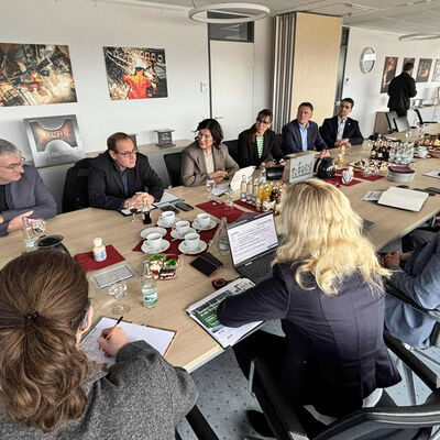 SWT: Im Austausch mit dem Stahlwerk-Leitungsteam: (v.li.) Landrat Marko Wolfram, Umweltminister Tilo Kummer, Wirtschaftsministerin Colette Boos-John, Bundestagsabgeordnete Diana Herbstreuth, Landtagsabgeordneter Maik Kowalleck und Bürgermeister Andre Gölitzer.