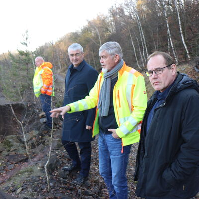 Bild vergrößern: Remex: Landrat Marko Wolfram (2.v.li.) und Thüringens Umweltminister Tilo Kummer (vorn) tauschten sich mit Remex-Geschäftsführer Jens Gerisch und dessen Mitarbeiter Steffen Türk aus.