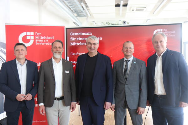 Gruppenbild zum Neustart der Mittelstandsvereinigung. Im Bild (von links): MdL Maik Kowalleck, BVMW-Gebietsreferent Matthias Creutzberg, Landrat Marko Wolfram, Daniel Prauka, Vorstandsvorsitzender Saalewirtschaft e. V., Ralph Walter, Regionalleiter Thüringen Ost im BVMW. 