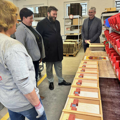 Betriebsleiterin Ines Schroth (2.v.li.) führte die beiden Besucher durch die Produktion.