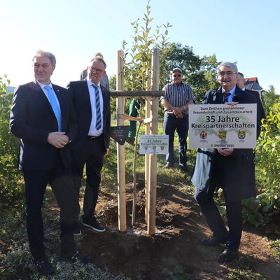 Bild vergrößern: Baumpflanzung am 3. Oktober