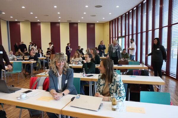 Während des Tourismustages unterhalten sich Doreen Kühnemund (links, Beteiligungsmanagement des Landkreises Saalfeld-Rudolstadt) und Sabrina Lüderitz (Direktorin des Thüringer Landes-museum Heidecksburg)