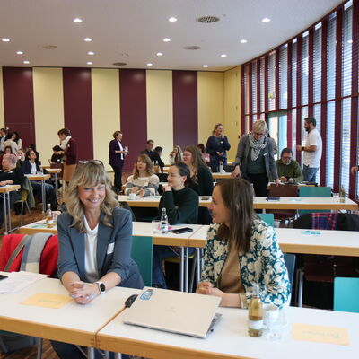Während des Tourismustages unterhalten sich Doreen Kühnemund (links, Beteiligungsmanagement des Landkreises Saalfeld-Rudolstadt) und Sabrina Lüderitz (Direktorin des Thüringer Landes-museum Heidecksburg)
