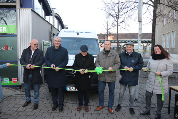 Zerschneides des Bandes zum Startschuss des On-Demand-Projektes der Kombus mit Landrat Marko Wolfam und dem Landrat aus dem Saale-Orla-Kreis, Christian Herrgott.