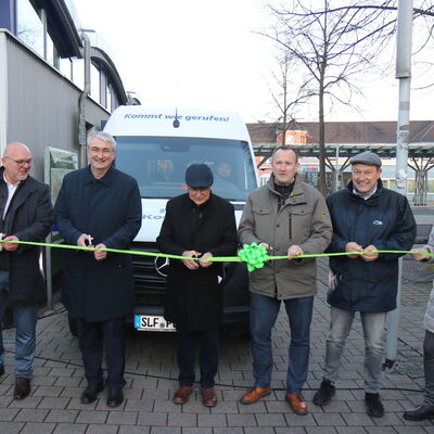 Zerschneides des Bandes zum Startschuss des On-Demand-Projektes der Kombus mit Landrat Marko Wolfam und dem Landrat aus dem Saale-Orla-Kreis, Christian Herrgott.