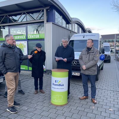 Bild vergrößern: Landräte Marko Wolfram und Christian Herrgott „Wir schaffen das umfangreichste Rufbusangebot Thüringens – ein echtes Vorzeigeprojekt für den ländlichen Raum.“