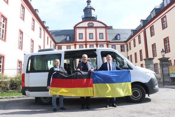 Übergabe Transporter an Partnerlandkreis