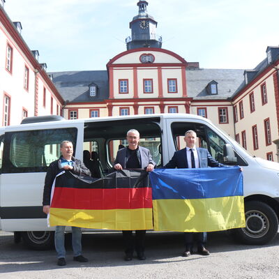 Übergabe Transporter an Partnerlandkreis