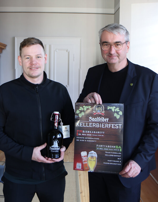 Bild vergrößern: Tobias Gorf vom Brauhaus Saalfeld zu Besuch beim Landrat