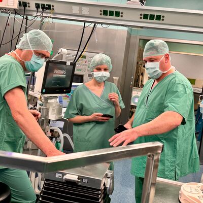 Bild vergr&ouml;&szlig;ern: Besichtigung eines Operationssaales der Thüringen Kliniken. Foto: Juliane Ilg
