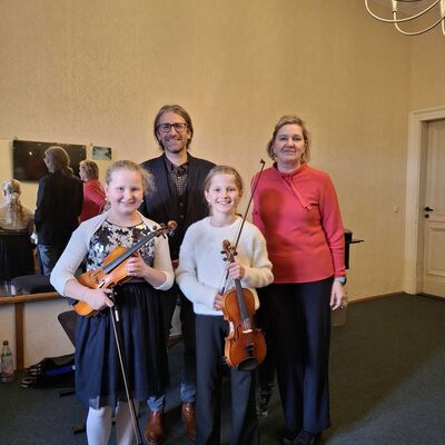 Bild vergrößern: Gruppe mit Geigenlehrerin Cornelia Ghita