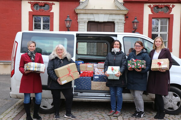 Freiwillige Päckchenpacker des Landratsamtes