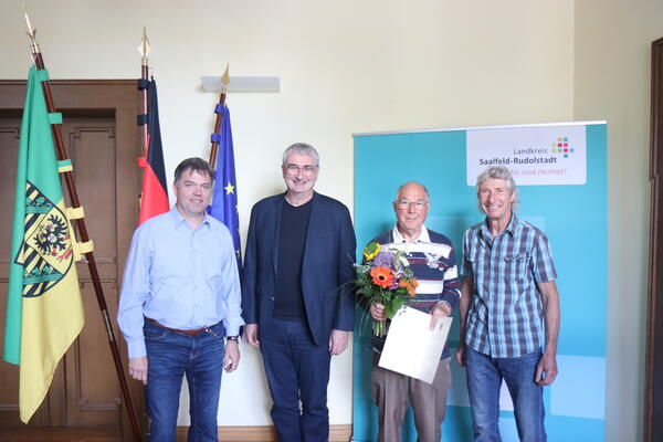 Übergabe des Ehrenbriefes an Dieter Ernst im Büro des Landrates. 