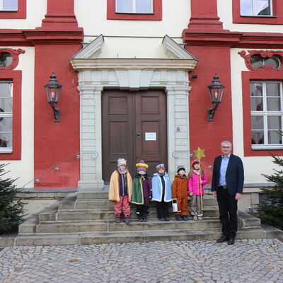 Bild vergr&ouml;&szlig;ern: Die Sternsinger im Landratsamt