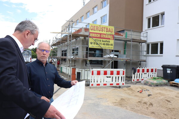 Landrat marko Wolfram und Michael Danz, Sachgebietsleiter Hochbau, besichtigten die Baustelle im Rainweg.