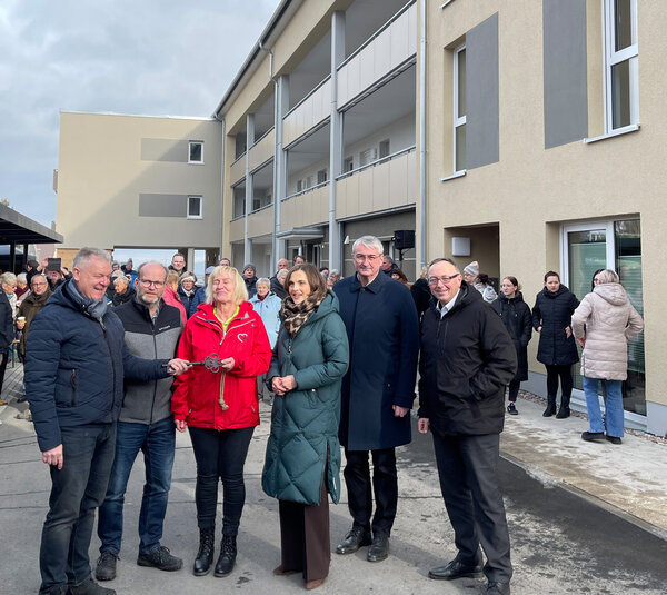 Schlüsselübergab zur offiziellen Einweihung des AWO-Gebäudes in Oberweißbach