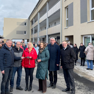 Schlüsselübergab zur offiziellen Einweihung des AWO-Gebäudes in Oberweißbach
