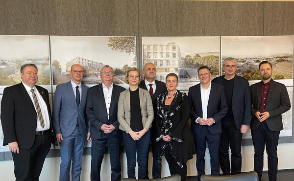 Gruppenbild Besuch Finanzministerin