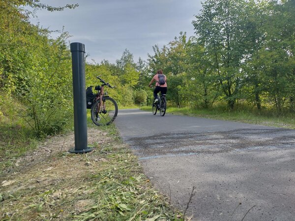 Am 7. August 2025 konnte im Landkreis Saalfeld-Rudolstadt das erste stationäre Radzählgerät am Radweg in Schwarza unweit der Papierfabrik Jass erfolgreich installiert werden. Das Zählgerät liegt somit an einem wichtigen Pendlerweg zwischen Rudolstadt, Bad Blankenburg und Saalfeld sowie unmittelbar an den touristischen Radwegen Saaleradweg und Waldrandroute. 