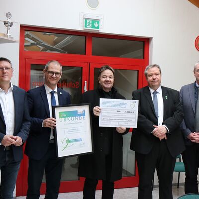 Bild vergr&ouml;&szlig;ern: Übergabe Fördermittel Rheumaliga