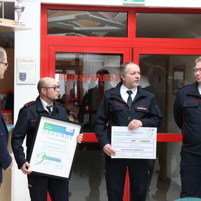 Bild vergr&ouml;&szlig;ern: Übergabe Fördermittel Feuerwehrverein Saalfeld e. V.