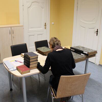 Person nutzt Kreisarchiv