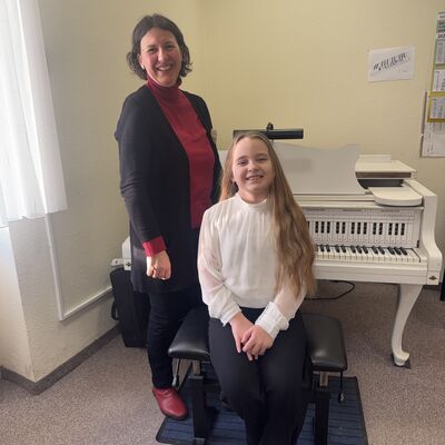 Bild vergr&ouml;&szlig;ern: Ria Pech mit Musiklehrerin