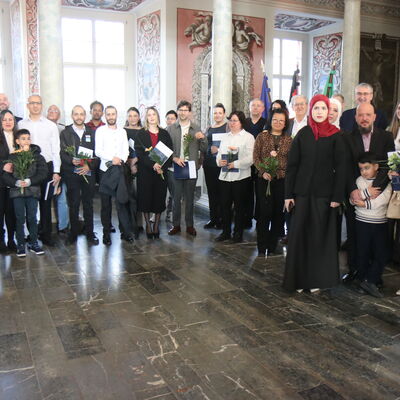 Bild vergr&ouml;&szlig;ern: Gruppenbild von der Einbürgerung in der Schlosskapelle.