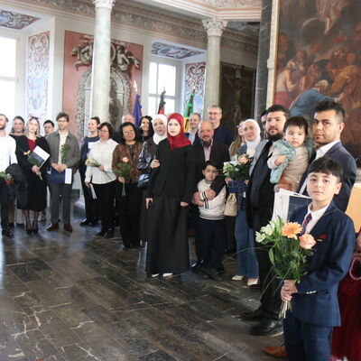 Bild vergr&ouml;&szlig;ern: Gruppenbild von der Einbürgerung in der Schlosskapelle.