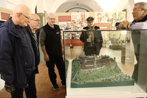 2026 PM 060 Diskussion am Modell in der Ausstellung