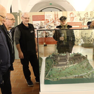 2026 PM 060 Diskussion am Modell in der Ausstellung
