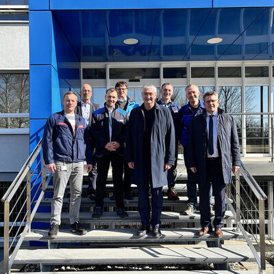 Landrat Marko Wolfram (Mitte) mit dem BASF Team in Schwarza