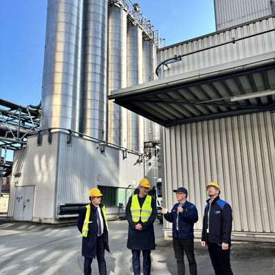 Bild vergr&ouml;&szlig;ern: v.re.: Geschäftsführer Oliver Fuchs und Marco Köppen mit Landrat Marko Wolfram und Mirko Schreiber.